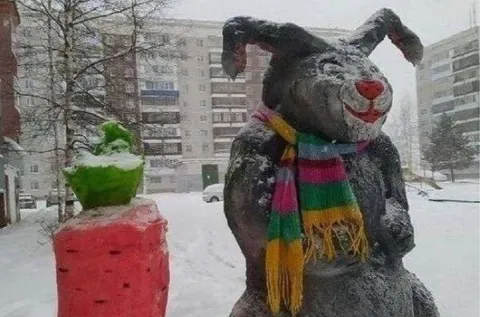 Заяц и странный снеговик