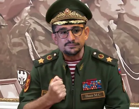 Наки в форме генерала