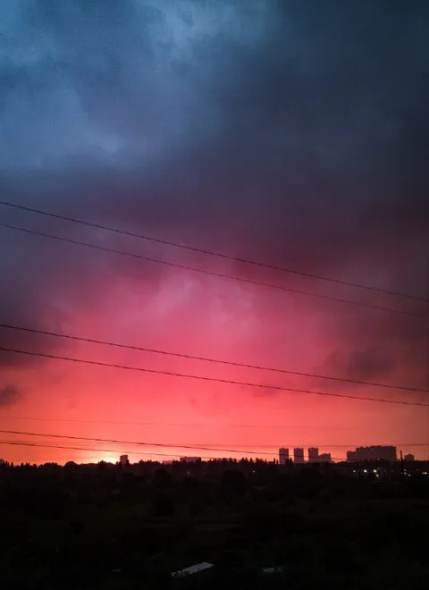 Красное небо над городом