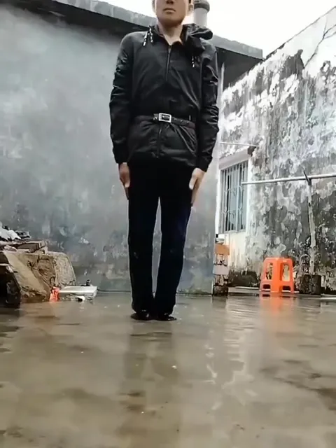 Человек ныряет в лужу