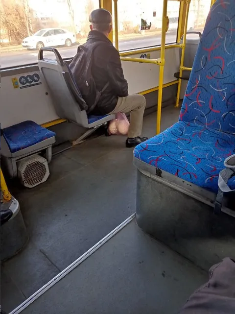 Пассажир в пустом автобусе