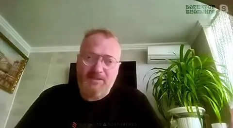 Мужчина серьёзно объясняет