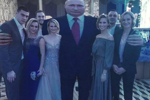 Путин пришел на выпускной
