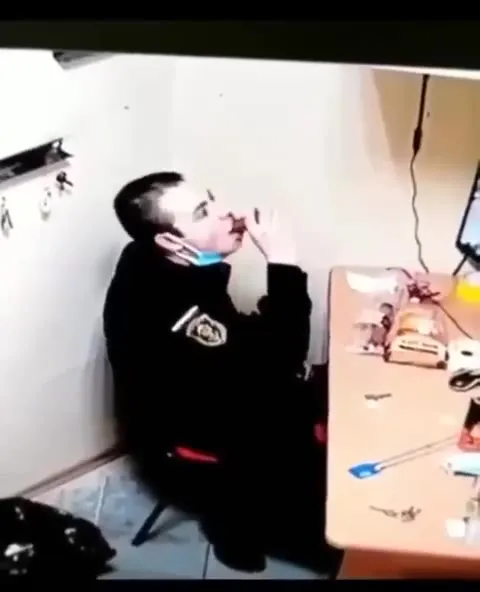Админ сел позавтракать