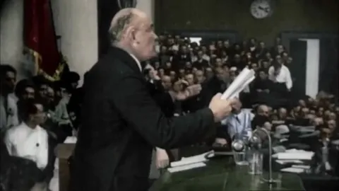 Ленин эмоционально объясняет