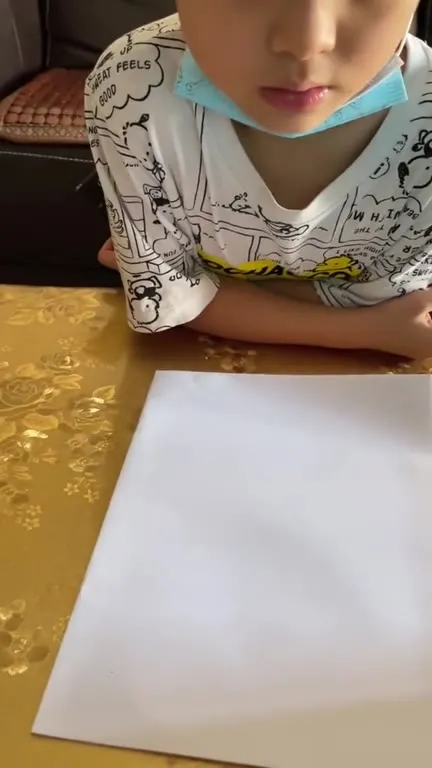 Мальчик решает невидимые примеры