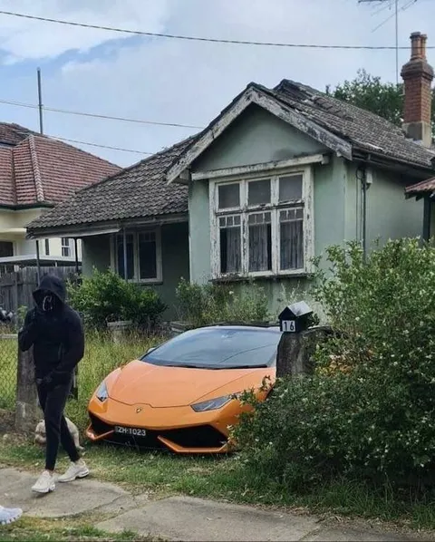 Lamborghini у старого дома