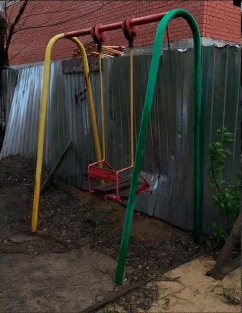 Кривые качели во дворе