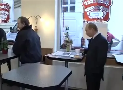 Путин неловко стоит в кафе