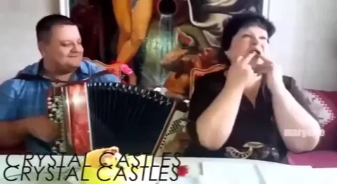 Бабушка слушает Crystal Castles