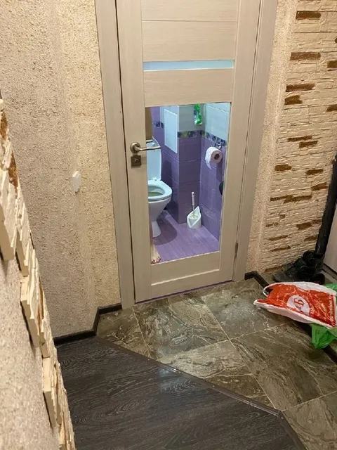 Туалет за стеклянной дверью