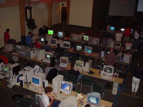 Старая компьютерная LAN-вечеринка