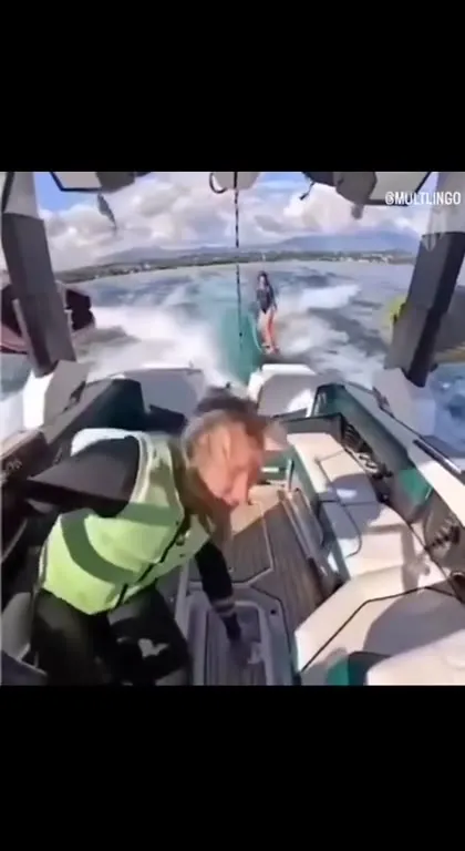 Прыжок с катера к вейкбордистке