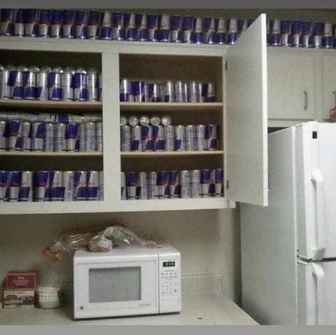 Холодильник, полный Red Bull