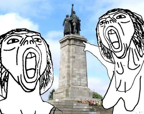 Кричащие лица у памятника