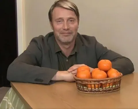 Мадс Миккельсен с апельсинами