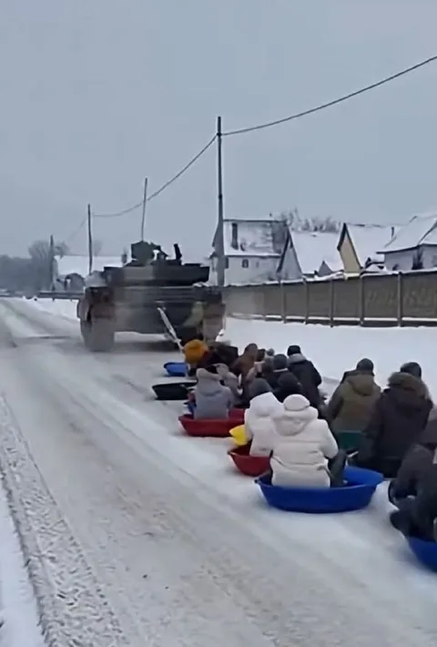 Танк катает людей на санках