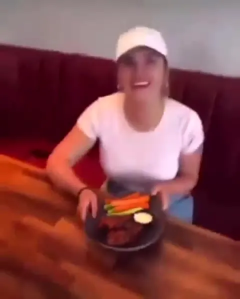 Женщина кричит за ужином