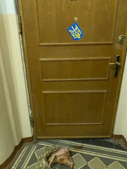 Красиво под дверью Веника
