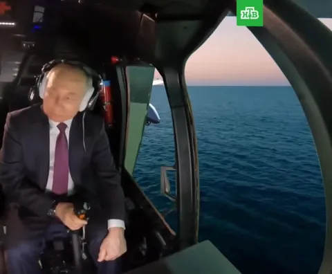 Путин сбивает дрон над морем