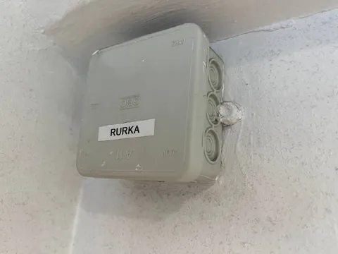 Коробка с надписью RURKA