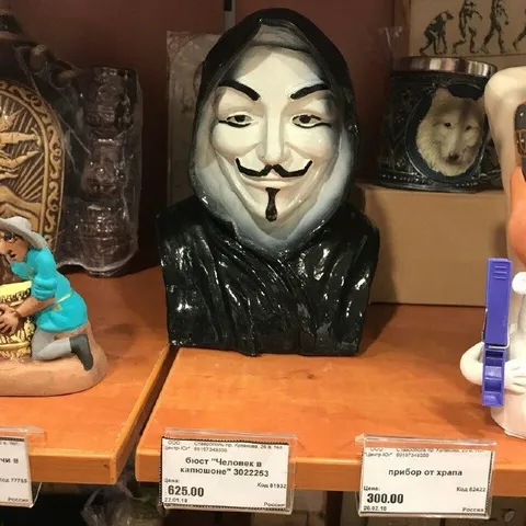 Бюст человека в капюшоне