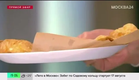 Ведущая с огромным чебуреком