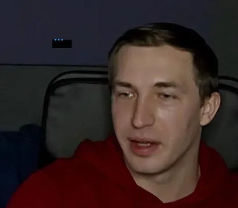 Мужчина в красной толстовке