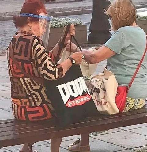 Бабушки с пакетами на лавочке