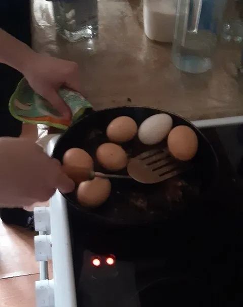 Слишком много яиц на сковороде