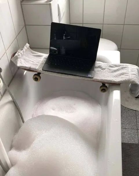 Ноутбук в ванной