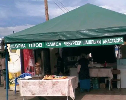 Анастасия среди шашлыков