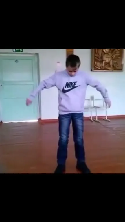 Мальчик танцует под Basshunter