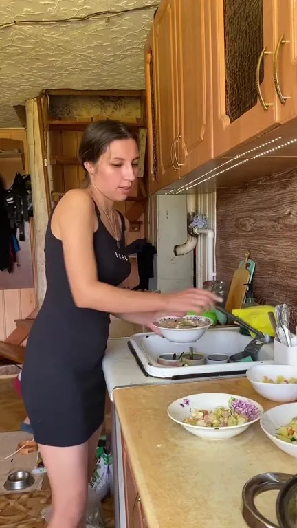 Женщина наливает воду в суп