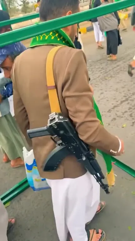 Вооружённый паломник среди зелёных флагов