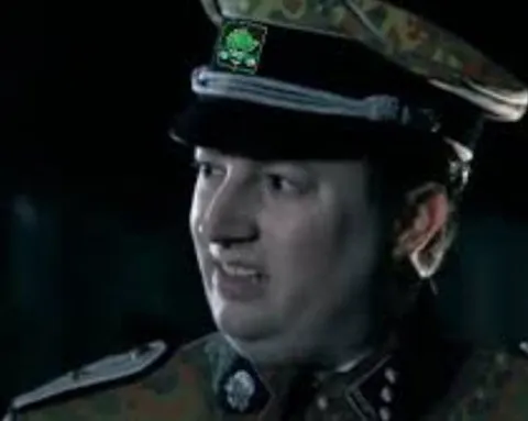 Недоумевающий военный