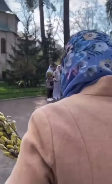 Священник с ведром вербы