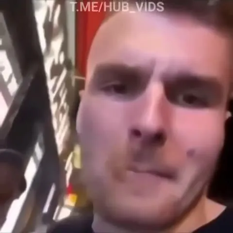 Мужчина странно смотрит в камеру