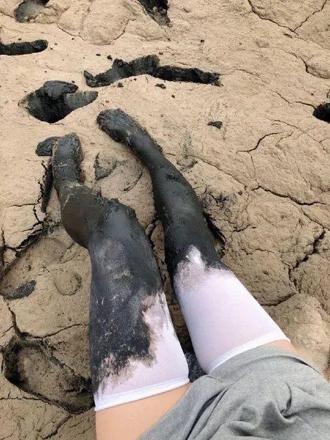 Ноги застряли в грязи