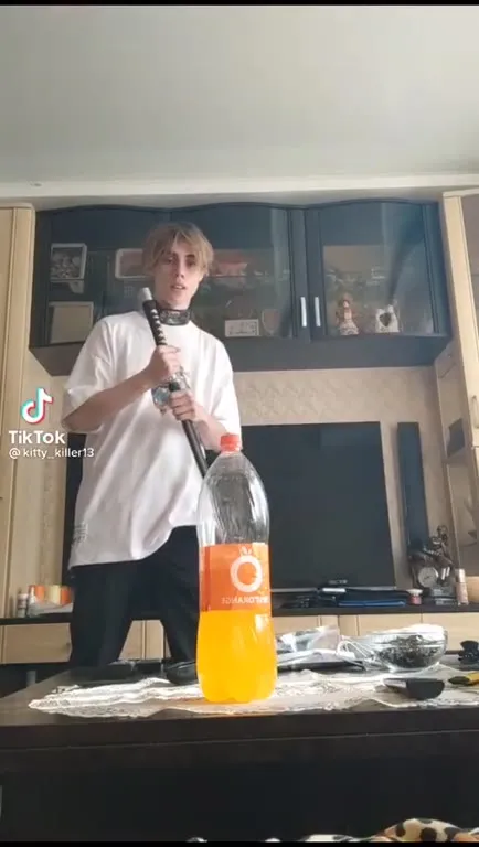 Парень и большая бутылка