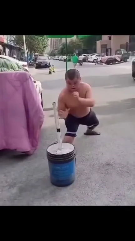 Силач у арбузы