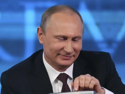 Путин звонит по телефону