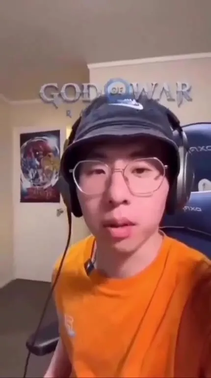 Streamer Turns Into Kratos