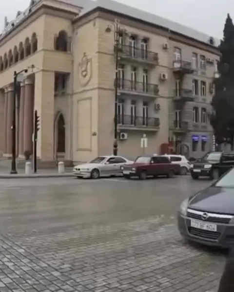 Таинственный мужчина в костюме