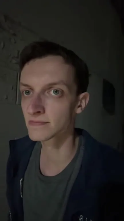 Неловкая улыбка под рэп