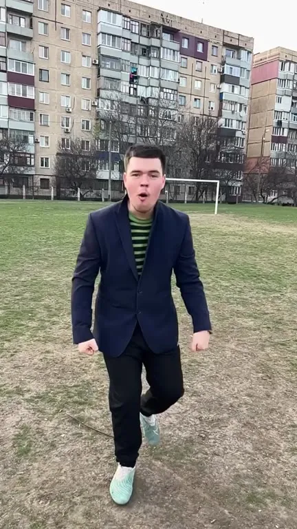 Парень с банкой на поле