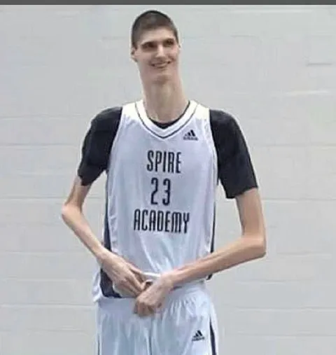 Самый высокий баскетболист