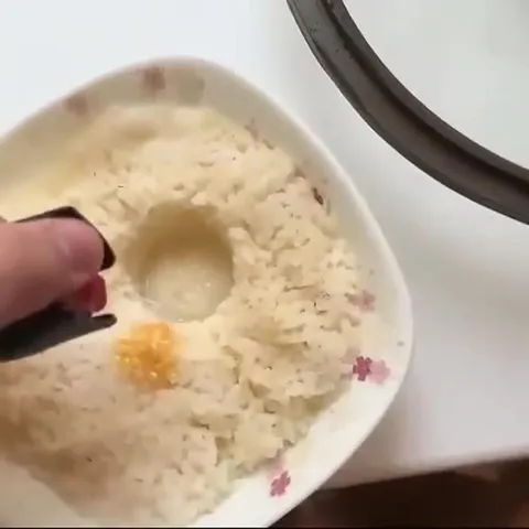 Соусный вулкан в рисе
