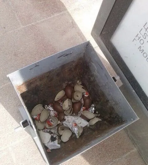 Старый мусорный контейнер