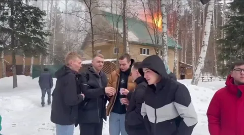 Зимняя компания с рюмками